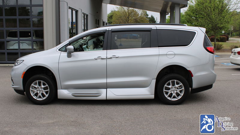 2022 Chrysler Pacifica VMI Chrysler Northstarwheelchair van for sale