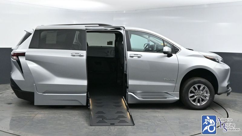 2025 Toyota Sienna BraunAbility Toyota Sienna Hybrid Power Foldoutwheelchair van for sale