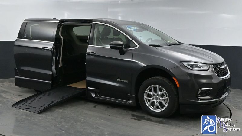 2023 Chrysler Pacifica BraunAbility Chrysler Foldout XTwheelchair van for sale